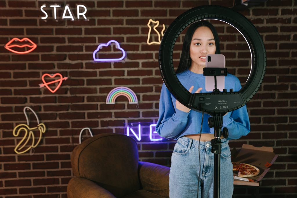 Como establecer una alianza con un influencer para redes sociales